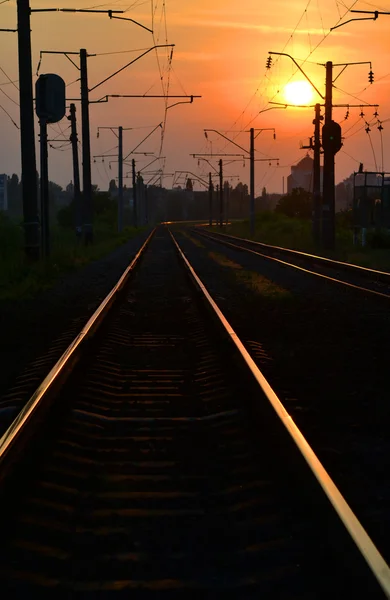 Vías del ferrocarril al atardecer —  Fotos de Stock