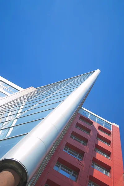 Skyskrapa med speglad fönster och klarblå himmel — Stockfoto