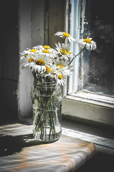 창 근처 은행에 꽃의 꽃다발 — 스톡 사진