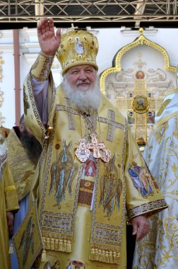 Kiev, Ukrayna, Rus Kiev Pechersk Lavra - 27 Temmuz 2013 - vaftiz onuruna kutlama ayini: Patrik Kirill ayakta ve sallayarak insanlar ağırlıyor
