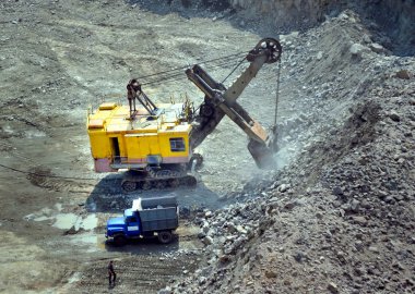 büyük ekskavatör ve bir kamyona granit ocağı