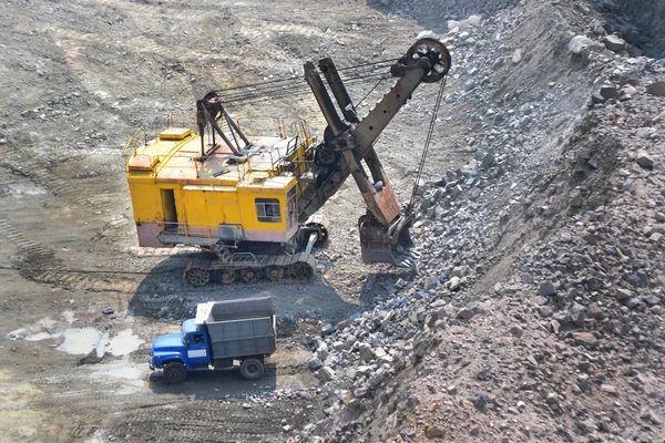 Enorme escavadeira e um caminhão na pedreira de granito — Fotografia de Stock
