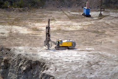 Matkap makinesi portre üzerinde bir granit ocağı