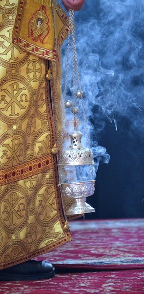 дымящиеся кадильницы и черный фон
