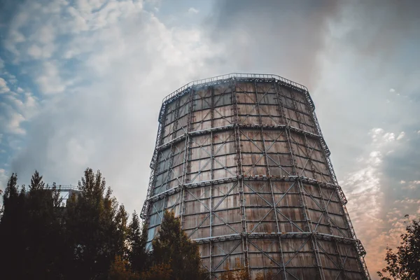 Grande chaminé de fábrica de ardósia — Fotografia de Stock