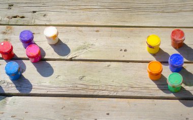 ahşap arka plan ve boya guaj küçük kavanoz