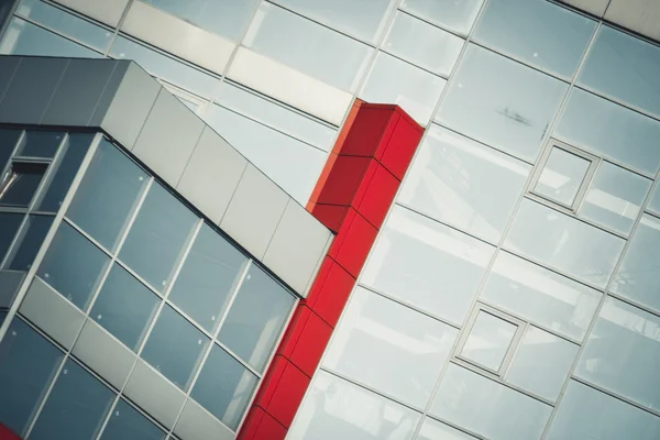 Grå röd fasad i en modern byggnad — Stockfoto