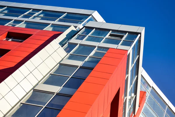 Röd blå modern byggnad fasad — Stockfoto