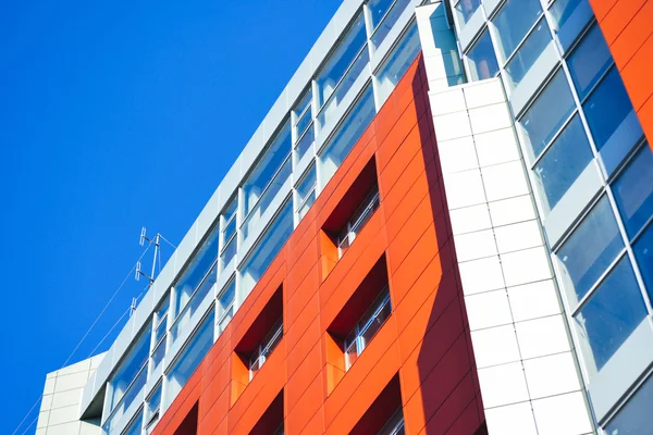 Röd blå modern byggnad fasad — Stockfoto