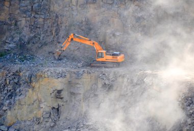 Turuncu Ekskavatör, kazıcı bir granit ocağı