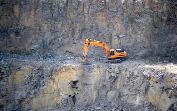 Orange excavator, digger in a granite quarry — Stock Photo, Image