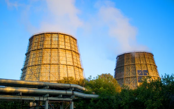 Deux grands tuyaux avec fumée — Photo