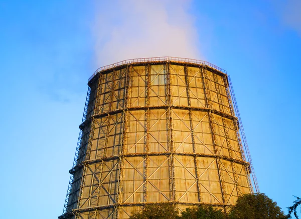 Gran chimenea de la central térmica al atardecer —  Fotos de Stock