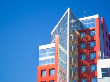 yüksek teknoloji tarzında modern bir binanın cephe