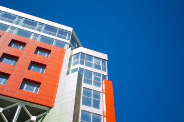 yüksek teknoloji tarzında modern bir binanın cephe