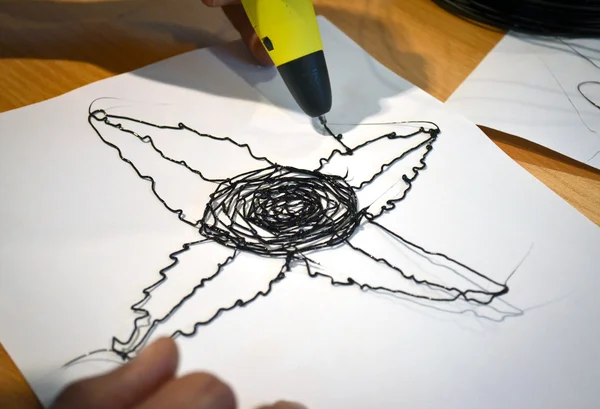 Uomo penna 3d disegna un fiore su carta bianca — Foto Stock