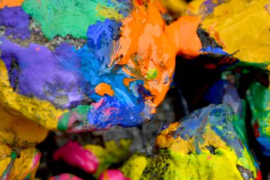 renkli boya taşlarla