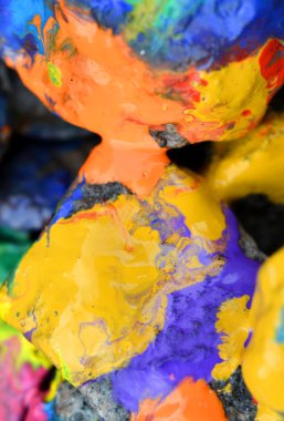 renkli boya yakın çekim ile kaplı kaya