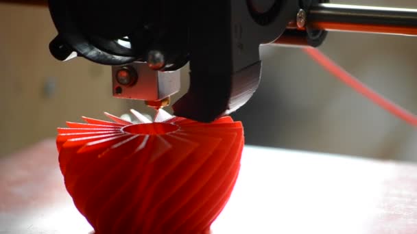3D принтер печатает фигуру крупным планом — стоковое видео