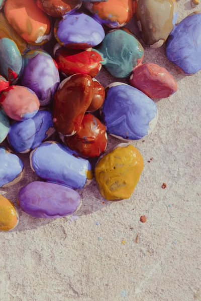 Färgade stenar liggande på en plan yta — Stockfoto