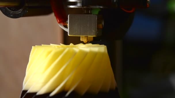 Impresora 3D imprime forma de primer plano — Vídeos de Stock