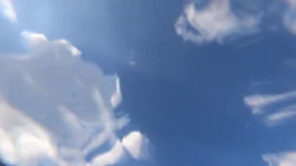 Tampilan bawah abstrak langit biru latar belakang air yang mengalir — Stok Video
