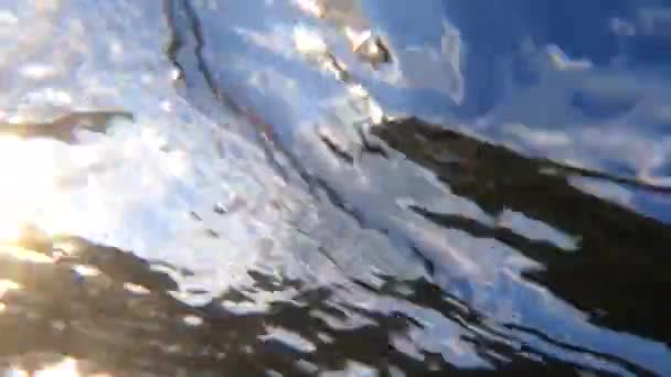 Αφηρημένη άποψη βυθού ρέον νερό φόντο γαλάζιο ουρανό — Αρχείο Βίντεο