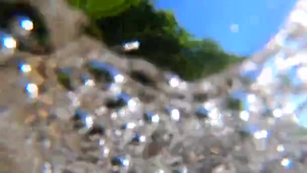 Vue abstraite de l'eau avec des bulles d'air d'un fort débit de rivière de montagne — Video