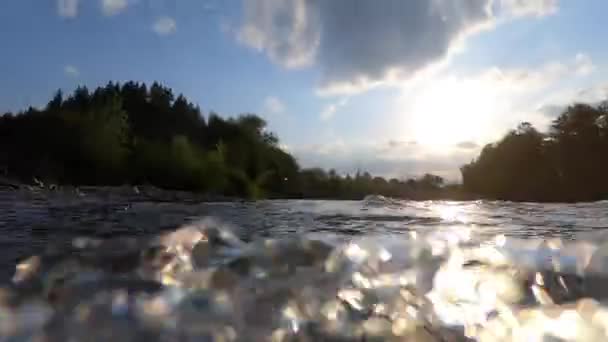 Krajina horské řeky, hory, les, kameny a modrá obloha. — Stock video