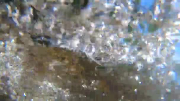 Абстрактний вид на воду з повітряними бульбашками сильного потоку гірської річки — стокове відео