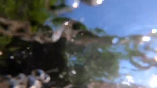 Abstrakter Blick auf die Wasseroberfläche des Starkstromflusses flussabwärts — Stockvideo