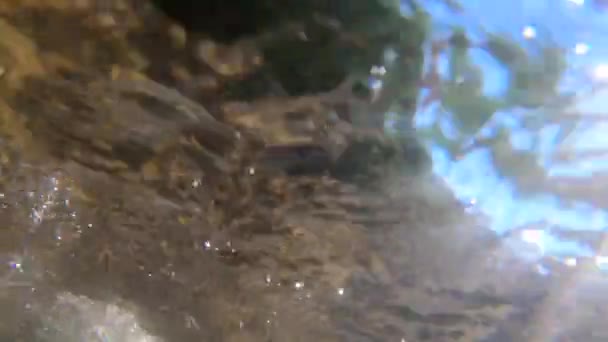 Vista abstracta de la superficie del agua de la corriente fuerte del río aguas abajo — Vídeos de Stock