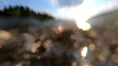 Manzara dağ nehri, dağlar, orman, taşlar ve mavi gökyüzü..