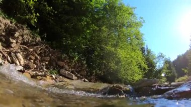 Manzara dağ nehri, dağlar, orman, taşlar ve mavi gökyüzü..