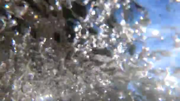 Абстрактный вид на воду с воздушными пузырями сильного течения горной реки — стоковое видео