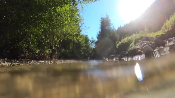 Landskap berg flod, berg, skog, stenar och blå himmel. — Stockvideo