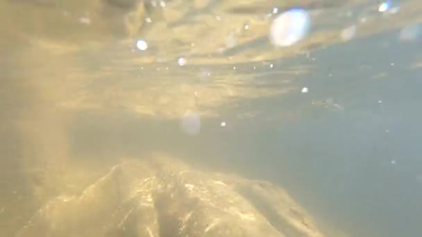 Kövek a hegyi folyó fenekén és légbuborékok — Stock videók