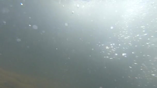 Vista astratta del movimento dell'acqua all'interno e sotto la superficie di un forte ruscello — Video Stock