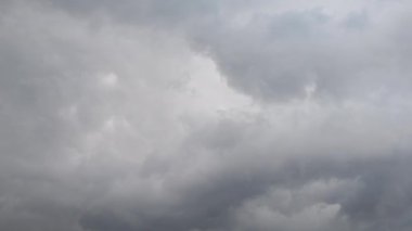 Hızla hareket eden bulutların manzarası