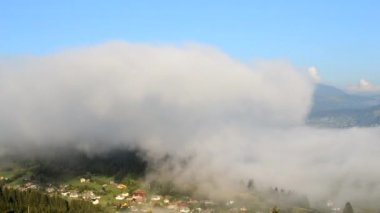 Karpatlar 'da sabah sisi dağılıyor. Sabah sisi hareket ediyor