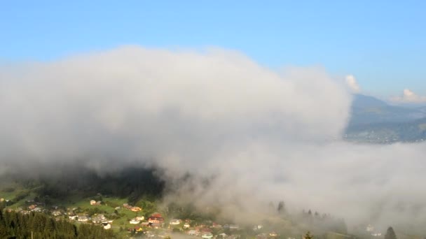 O nevoeiro da manhã dissipa-se nas montanhas dos Cárpatos. Movimentos de nevoeiro matinal — Vídeo de Stock