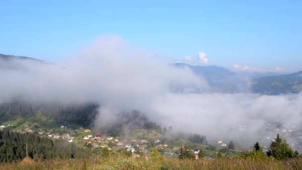 Le brouillard matinal se dissipe dans les montagnes des Carpates. Le brouillard matinal se déplace — Video