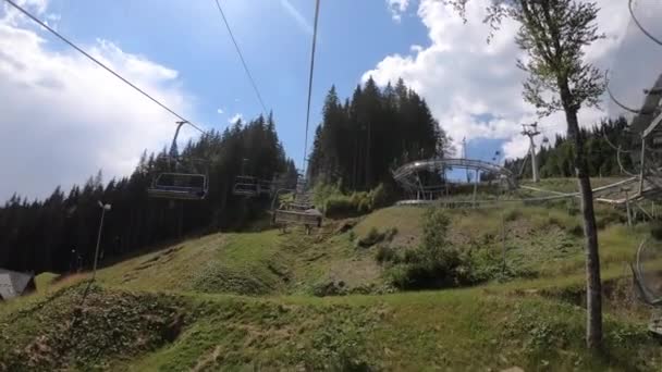 Seilbahnfahrt im Wald — Stockvideo