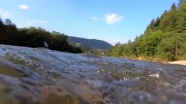Manzara dağ nehri, dağlar, orman, taşlar ve mavi gökyüzü..