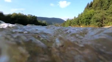 Manzara dağ nehri, dağlar, orman, taşlar ve mavi gökyüzü..