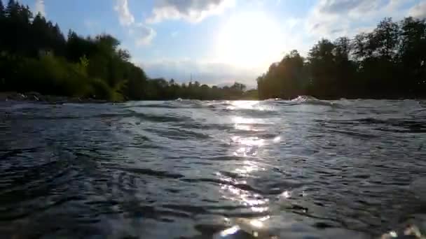 Landschapsbergen, blauwe lucht met rivier en abstracte wazig zicht op water — Stockvideo