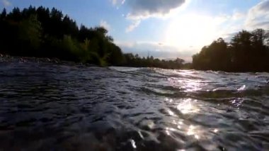 Manzara dağları, nehir ve soyut bulanık manzaralı mavi gökyüzü.