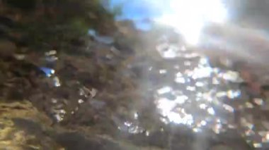 Nehrin güçlü akıntısının su yüzeyinin soyut görüntüsü