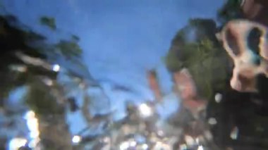 Nehrin güçlü akıntısının su yüzeyinin soyut görüntüsü