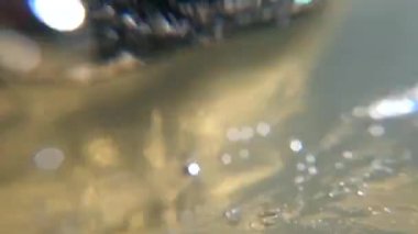 Nehrin güçlü akıntısının su yüzeyinin soyut görüntüsü